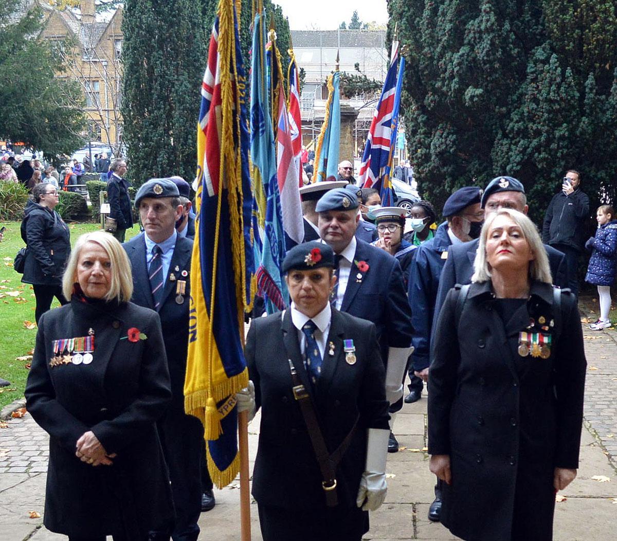 Hundreds Line Streets For Remembrance Parade - Banbury FM