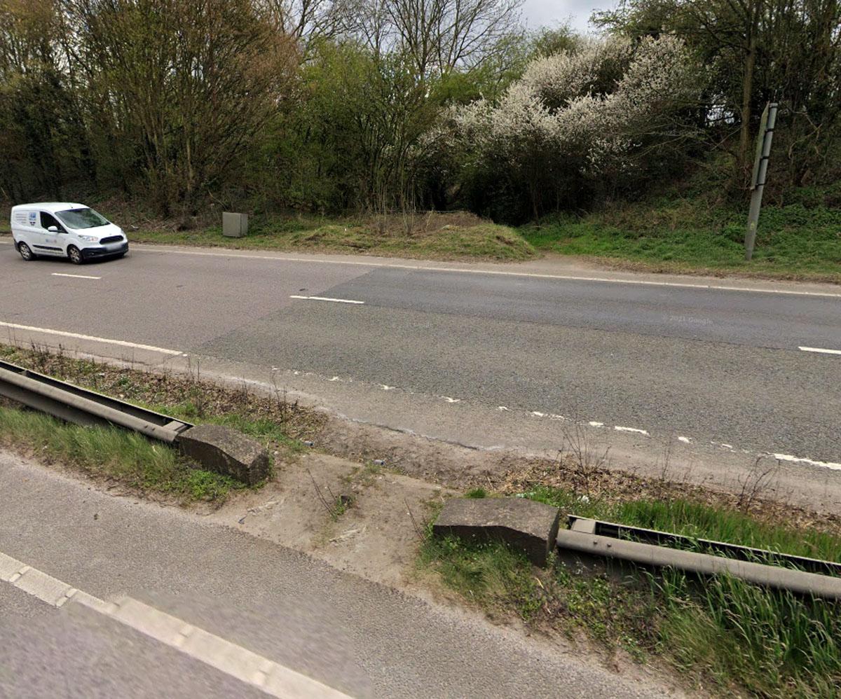 Footpath crossing point on A43 closed Banbury FM